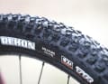 At 2.6 inches, the Maxxis Rekon tyres on the 29er hardtail are very wide. Without a tubeless set-up, this only offers a limited advantage.