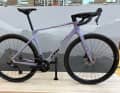 Das KTM Gravelator Pro 2X ist ein vielseitiges Carbon-Gravelbike für Fahrer, die Tourentauglichkeit und sportliches Potenzial verbinden möchten. Der Preis von 1.899 Euro ist mehr als fair.