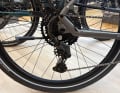 Geschaltet wird mit der Cues 4000 von Shimano mit neun Gängen. Die Bandbreite reicht mit der großen Kassette auch für Steigungen gut aus.