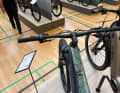 Kurz, breit, nicht überladen: das Cockpit des KTM Macina Lycan Elite CX-R Race ohne TFT-Display. Wer will da nicht gleich reingreifen?