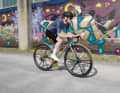 Die ersten 32-Zoll-Gravelbikes rollen bereits, wie hier etwa das Chiru Veldt. Die Physik spricht für aber auch gegen 32 Zoll Laufräder am Gravelbike.