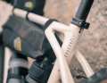 Das von Rennrad-Modellen bekannte Markengesicht findet sich auch am Gravelbike: Sitzstreben, die am Sitzrohr vorbei ins  Oberrohr münden. Am Gravelbike hat das nicht nur optische Gründe.