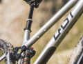 Welcome added value: additional mounting points under the top tube. If you wish, you can attach a small frame bag and tools here using the appropriate bracket.