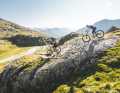 An unusual picture: it's not really in the nature of the fast downhill rider that the clay gets stuck at the back on the way down.