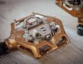 Leatt goes its own way when it comes to setting the spring stiffness: thanks to a scale, it is easier to read than with Shimano pedals