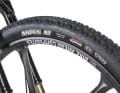 Mit dem Maxxis Aspen begann der gesamte Hype um 32 Zoll Mountainbikes. Die AT-Version verspricht am Vorderrad ein Plus an Grip.