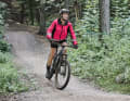 Safety is ensured by the SR Suntour suspension fork with 120 mm travel.