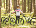 Almost 25,000 euros in hand: BIKE test manager Peter Nilges with the two high-end bikes Pivot Shuttle SL/AM Pro and Yeti MTe T3 X0.