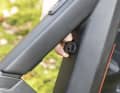 This knurled screw fixes and releases the battery on the Liteville 301 CE.