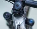 The K.I.S. system is compact, consists of just a few parts and weighs around 70 grams. In the external version, the two metal tension springs and mount are located on the top tube. The springs are connected to the steerer tube via a strap and are tensioned when the fork is turned. Thanks to a lever, the springs can also be switched off completely.