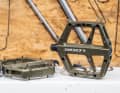 The concave pedal surface and the asymmetrically arranged pins are designed to provide perfect grip.