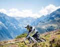 Alexandre Cure, Team-Kamerad von Fabian Barel im Canyon-Team, vor dem Panorama des vorletzten E-Enduro-Stopps in Loudenvielle.