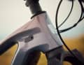 The weld seams of the aluminium frame are finely ground in the head tube area. An absolute rarity in this price range.