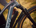 The 430 Wh battery can be quickly and easily folded forwards out of the down tube.