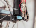 Another speciality of the manufacturer: the rebound stage is marked in blue and has a wide adjustment range.