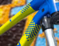 Die elektrischen Gelb- und Kobaltblautöne verweisen auf ein Marin-Colorway aus dem Jahr 1990.