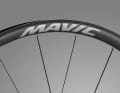 Mavic hat den Aufbau der Carbonfasern an den Felgen gezielt für unterschiedliche Belastungszonen optimiert. Trotz 50 Gramm weniger Gewicht soll die Felge stiefer, schlagfester und vertikal nachgiebiger sein.