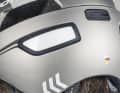 Nevertheless, the equipment is extensive. Especially when it comes to passive safety. There are many reflectors on the helmet shell and in the straps, as well as a USB rear light.