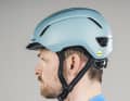 The harness system is simple but functional. The buckle allows no further fine adjustment. Reflective strips in the straps increase visibility.