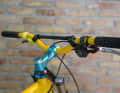Narrow handlebars with a lot of rise are on the rise again. Who knows, maybe we'll soon be riding similar handlebars again.
