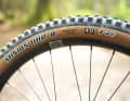 Die Maxxis Reifen kommen mit günstiger Dual-Mischung statt 3C Compound, funktionieren aber gut. Die Exo-Karkasse bietet etwas wenig Pannenschutz.