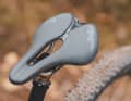 Only the best of the best: The carbon saddle from Selle Italia offers only minimal comfort, but saves valuable grams.