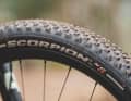 Die vielen kleinen Profilblöcke auf dem breiten 2,4er Pirelli generieren super Traktion und dämpfen gut. Dafür rollt der Reifen spürbar schlechter.
