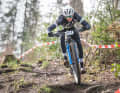 Elias Hückmann lässt sein Hardtail über die technische Wurzelpassage fliegen.