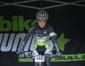 Nico wärmt sich vor dem XCO-Rennen auf der Rolle auf.