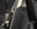 The battery of the Merida eOne-Fourty e-bike is located in the down tube under a classic cover. It delivers 750 watt hours and can be easily folded out to the front.