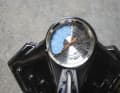 The pressure gauge is also designed for MTB use and displays the pressure up to 2 bar in particularly small increments.