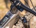 The new Bosch Purion 400 display sits well protected behind the handlebars and offers a lot of information with an unobtrusive look. The system controller in the top tube acts as the brain of the drive.
