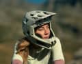 Hardly any other helmet has had such a significant impact on the convertible mountain bike helmet segment as the MET Parachute. The brand-new MCR 2 version is said to be lighter, better ventilated and, above all, safer than its predecessor.