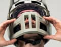 Auch bei der Belüftung soll der neue Convertible Helm deutlich besser abschneiden als sein Vorgänger. Dafür setzt MET auf 24 Lüftungsöffnungen und einen sehr offen designten Kinnbereich.