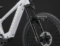 150 mm of front suspension travel also equips the children's e-MTB for demanding descents.