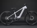 The new Commencal Meta HT 24 Power rolls on 24-inch wheels for kids between 125 and 140 cm tall.