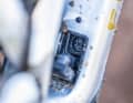 Der Stecker, der Akku und Motor verbindet, dient auch als Ladebuchse.  Herausnehmen kann man den Akku nicht.