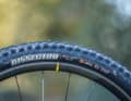 The super-light carbon wheels from Mavic with the lightweight Maxxis tyres give the bike a very light-footed ride. Off-road, however, the tyres limit riding safety.