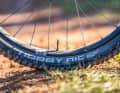 The tyres with a thin superground casing are great for touring, but too weak-chested for ambitious trail use. Good: The soft rubber on the front wheel offers noticeably more grip.