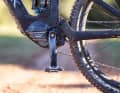Unter den klassischen E-MTB-Motoren ist der EP8 der leichteste, das prädestiniert ihn für den Einsatz in Light-Bikes. Im Testvergleich höchste Leistung und starke Effizienz, dafür deutlich größer und schwerer als die Mini-Spezialisten. Schade: klappert in der Abfahrt.