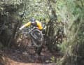 EMTB-Testfahrer Tobi bewegt das Fuel EXe in seinem bevorzugten Habitat. „Kein anderes Bike  im Test lässt sich so gut abziehen und durch die Luft werfen“, gibt er zu Protokoll.