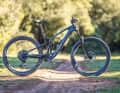The Trek Fuel EXe 9.8 XT (18.6 kg, 9999 euros) is visually unobtrusive, but has a lot going on under the tyres.