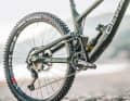 The filigree aluminium mount of the idler pulley looks stylish and also functions as a chain guide.