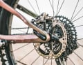 Merida verzichtet auf Horst-Link-Lager am Hinterbau und ersetzt sie durch flexende Sitzstreben.