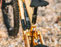 Knee pads mandatory: The expansion tank protrudes dangerously far into the working area of the left knee.