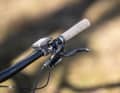 The braking power of Shimano's four-piston Deore brakes is fine. However, the ergonomics of the long two-finger levers are only mediocre.