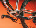 For a maximum low centre of gravity, the linkage is hidden underneath the shock absorber.