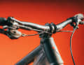On the 303, cables and lines run from the handlebars through the headset directly into the inside of the frame.
