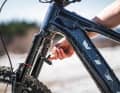 The battery cover must be removed with three screws. This is unnecessarily complicated. Good: A larger 630 battery also fits into the down tube.