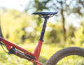 Due to its shape, the super-lightweight bike yoke post with an adjustment range of 125 millimetres cannot be lowered all the way into the seat tube. If you are between sizes, it is therefore better to choose the smaller frame.